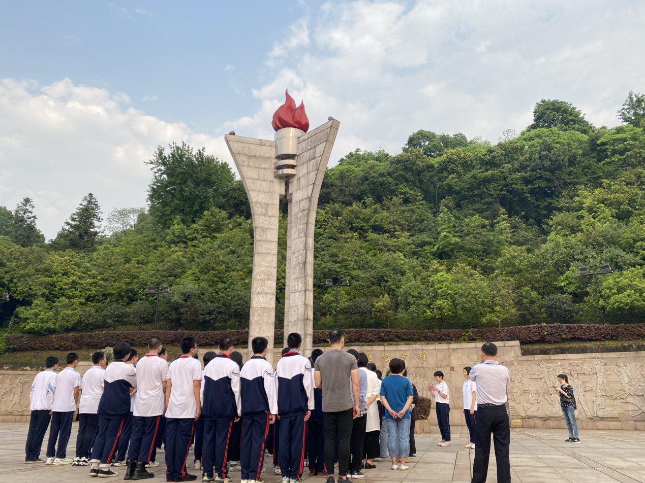 组织党员教师代表,部分学生代表前往麒麟山人民英雄纪念碑开展以