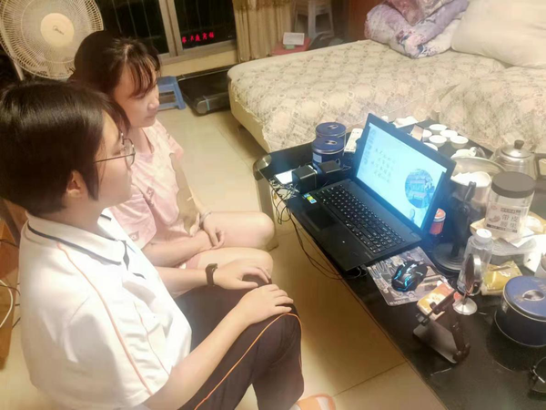 同心协力铸栋梁家校共育促成长三明一中组织学生家长观看我要上名校